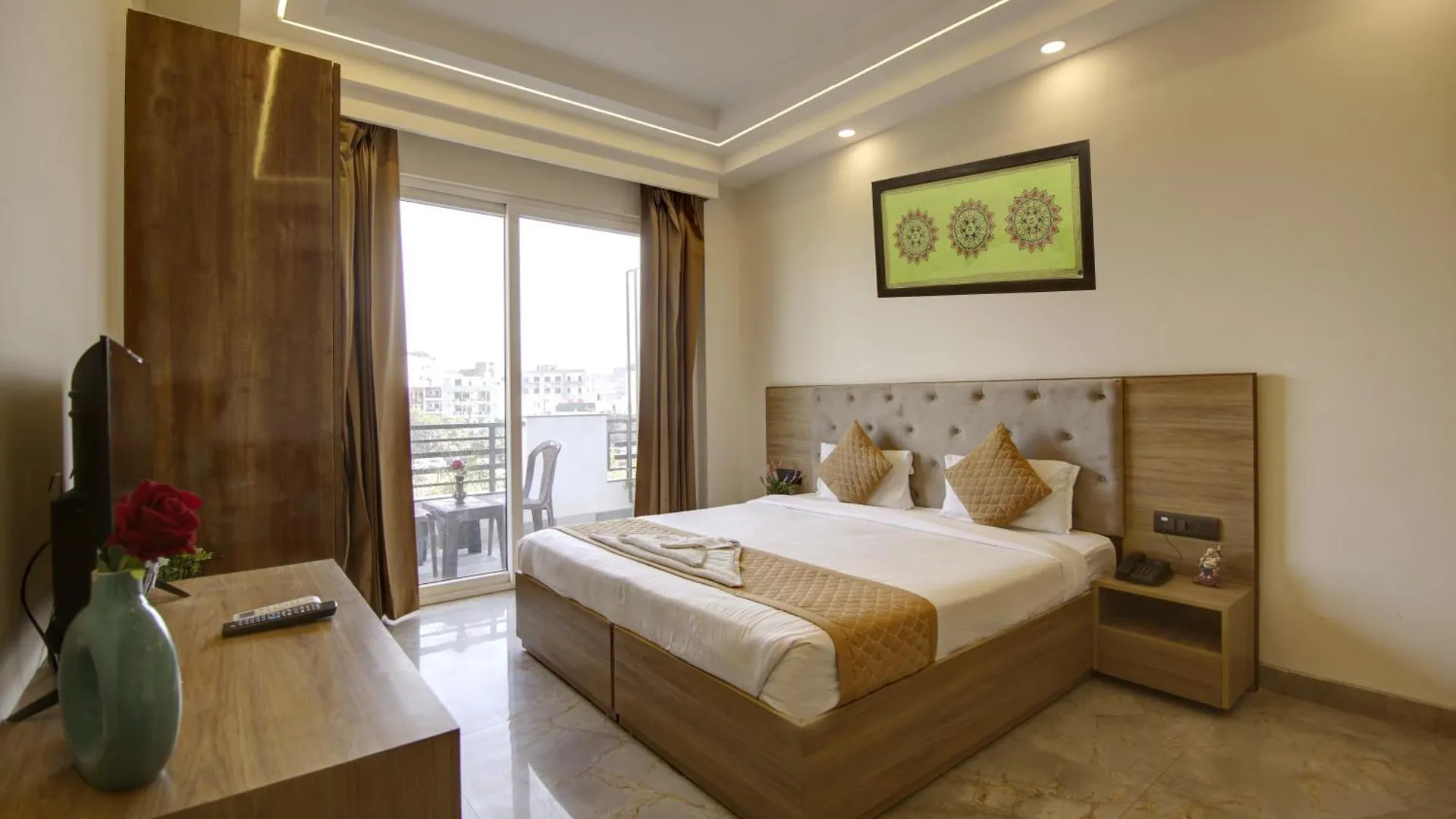 360 Degree Hotel Gurgaon 3*,